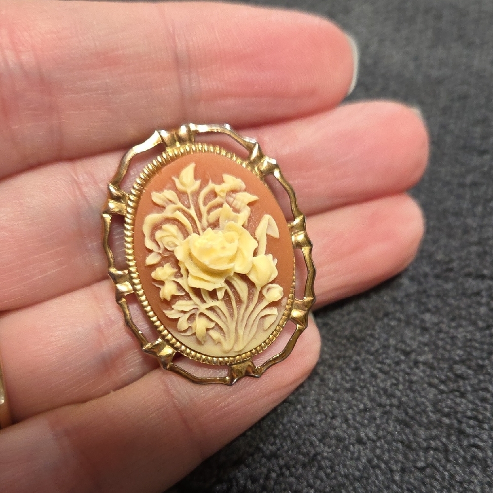 Elegant Gold and Cream Floral Cameo Brooch - Picture 4 of 4